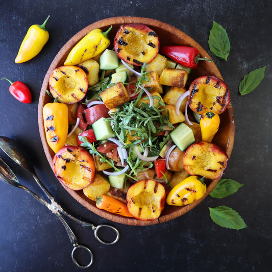 Salad with peppers and grilled peaches